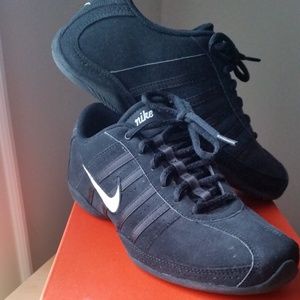 Nike Musique III SL in black